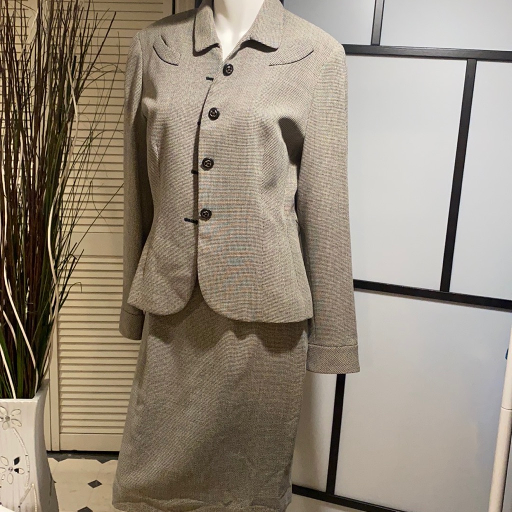 Brand Tahari Size 8 Good Condition 98 Wool 2  Nylon
